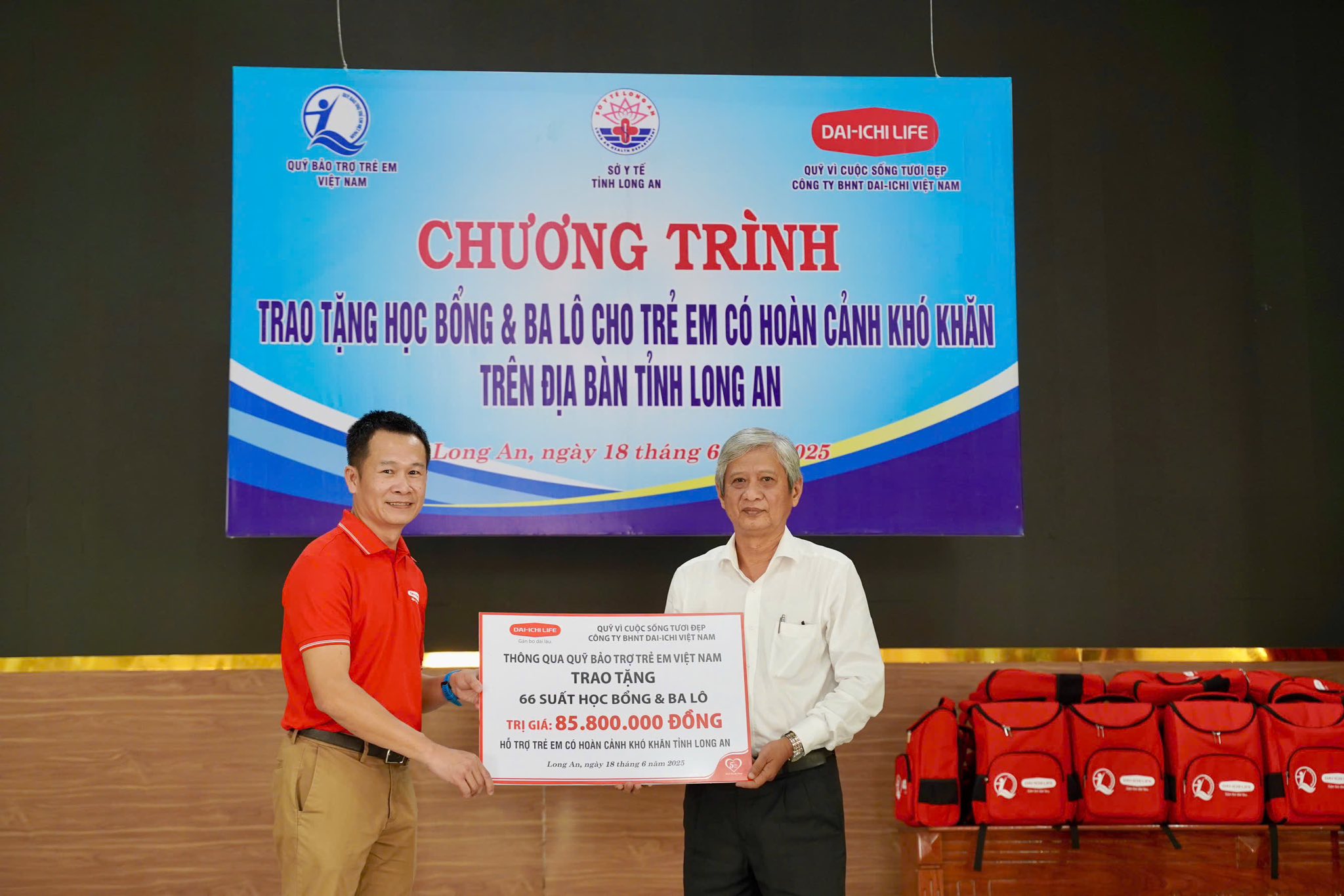 Ông Trần Đình Đông, Giám đốc Cấp cao Bộ phận Chuyển đổi số và Dịch vụ Chăm sóc sức khỏe Dai-ichi Life Việt Nam, kiêm Giám đốc Quỹ Vì cuộc sống tươi đẹp, trao biểu trưng tài trợ cho Ông Mai Thanh Tùng, Phó Giám đốc Sở Y tế Tỉnh Long An.